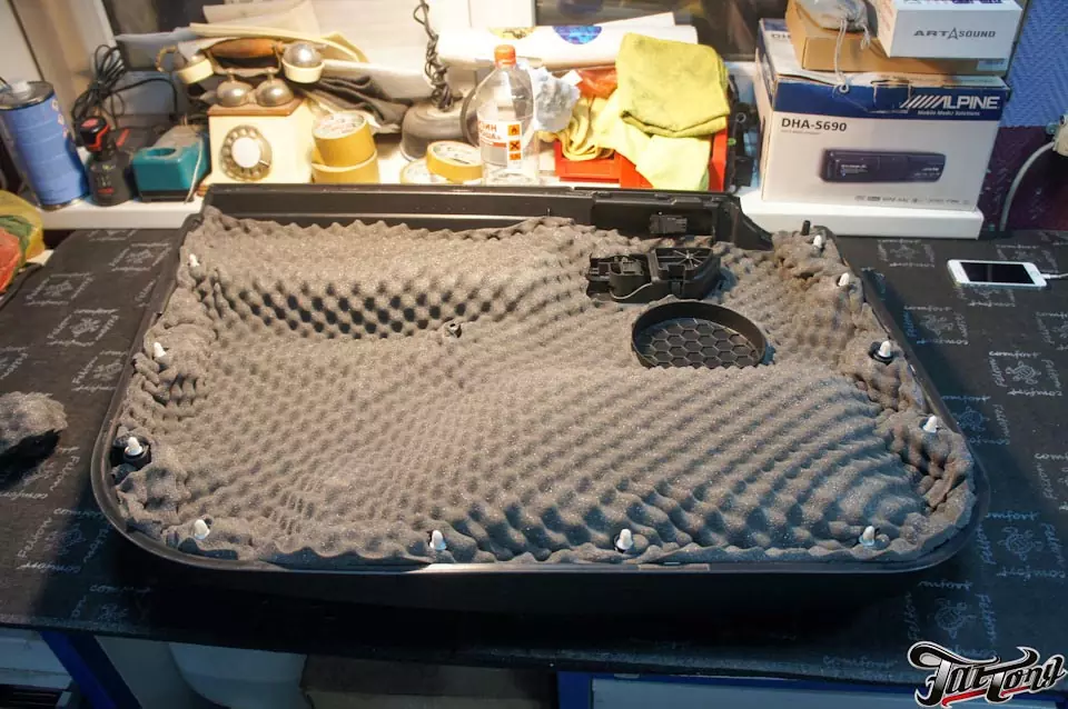 Land Rover Freelander. Установка фирменного подогрева руля и пошив обода руля. Шумоизоляция дверей.